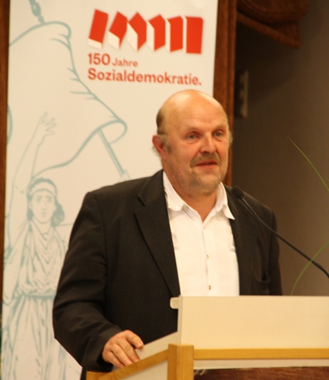 Historiker Rainer Ehm bei der 150 Jahre SPD - Ausstellung